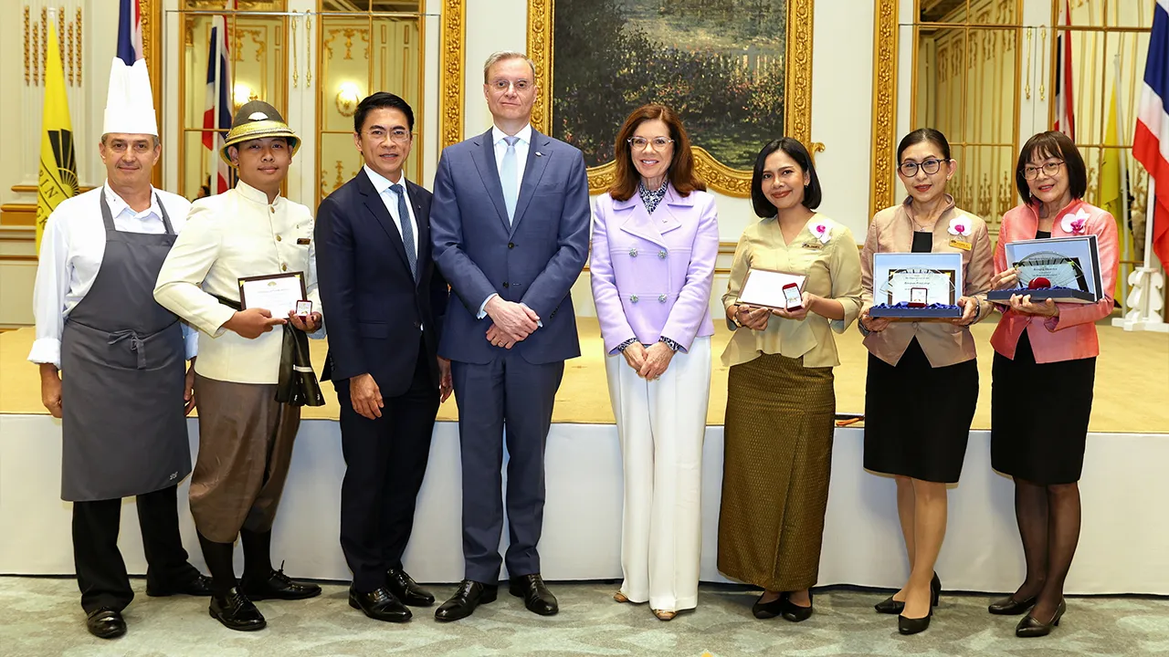 รักและผูกพัน แอนโทนี่ ไทเลอร์ มอบรางวัลให้ ระวิวรรณ พริ้งไสว, ฐานิตา คณะฤทธิ์, รุ่งรัตน์ คำทอน และ อนิวัตติ์ รบคำ พนักงานทำงานครบ 5, 10, 20 และ 30 ปี โดยมี อแมนด้า ไฮนด์แมน และ อิทธิพล วิทจิตสมบูรณ์ มาร่วมในพิธีด้วย ที่โรงแรมแมนดาริน โอเรียนเต็ล วันก่อน.