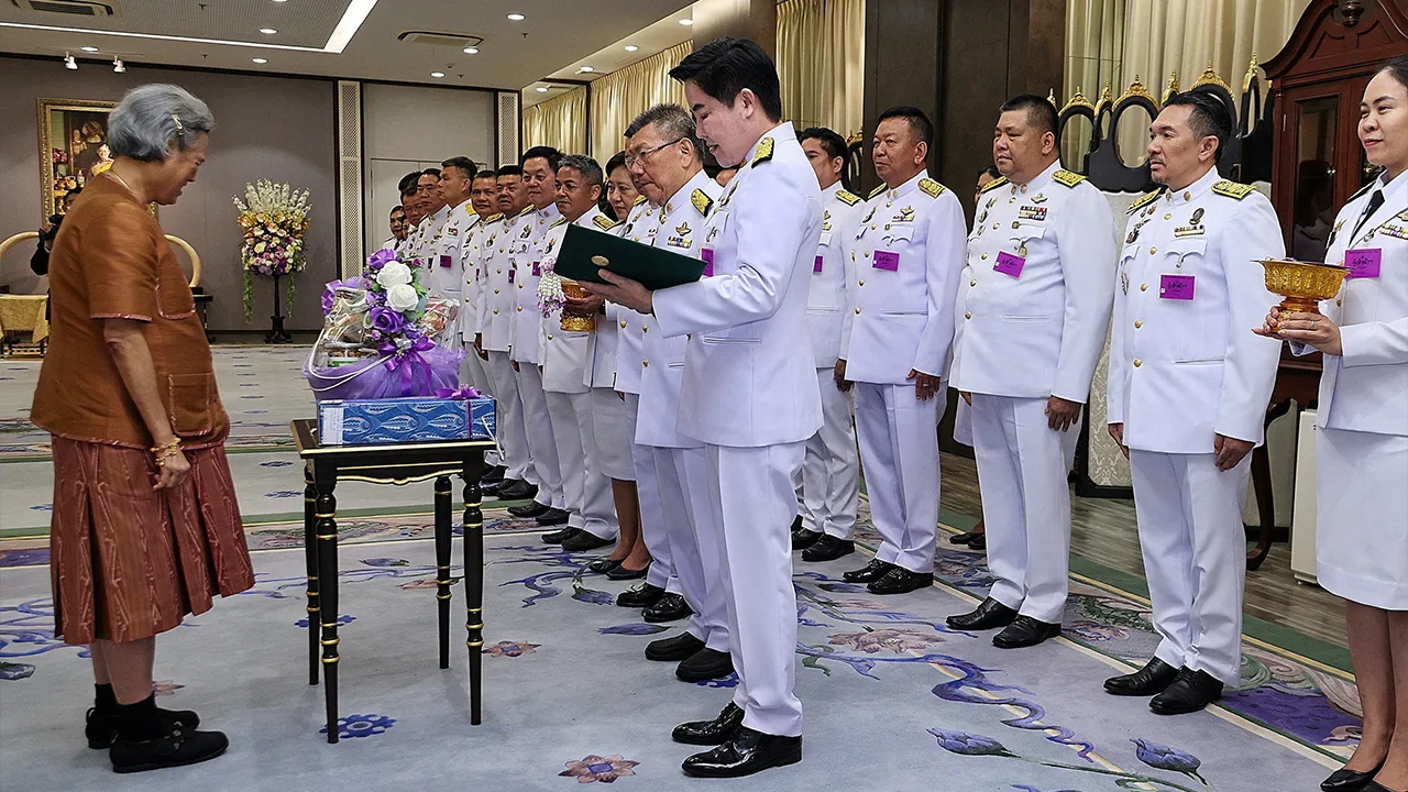 สมเด็จพระกนิษฐาธิราชเจ้า กรมสมเด็จพระเทพรัตนราชสุดาฯ สยามบรมราชกุมารี เสด็จออก ณ วังสระปทุม พระราชทานพระราชวโรกาสให้ อัครา พรหมเผ่า รมช.เกษตรและสหกรณ์ นำคณะผู้บริหารเฝ้าฯ ทูลเกล้าฯ ถวายเงินรายได้จากการออกร้านงานกาชาด ประจำปี 2566 เพื่อบำรุงสภากาชาดไทย เมื่อวันก่อน.