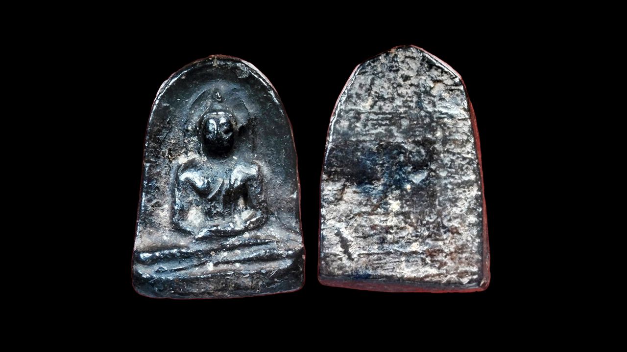 พระกำแพง ซุ้มกอ (ดำ) พิมพ์ใหญ่ กรุวัดบรมธาตุ ลานทุ่งเศรษฐี ของ “โป๊ยเสี่ย” นายไชยทัศน์ เตชะไพบูลย์.