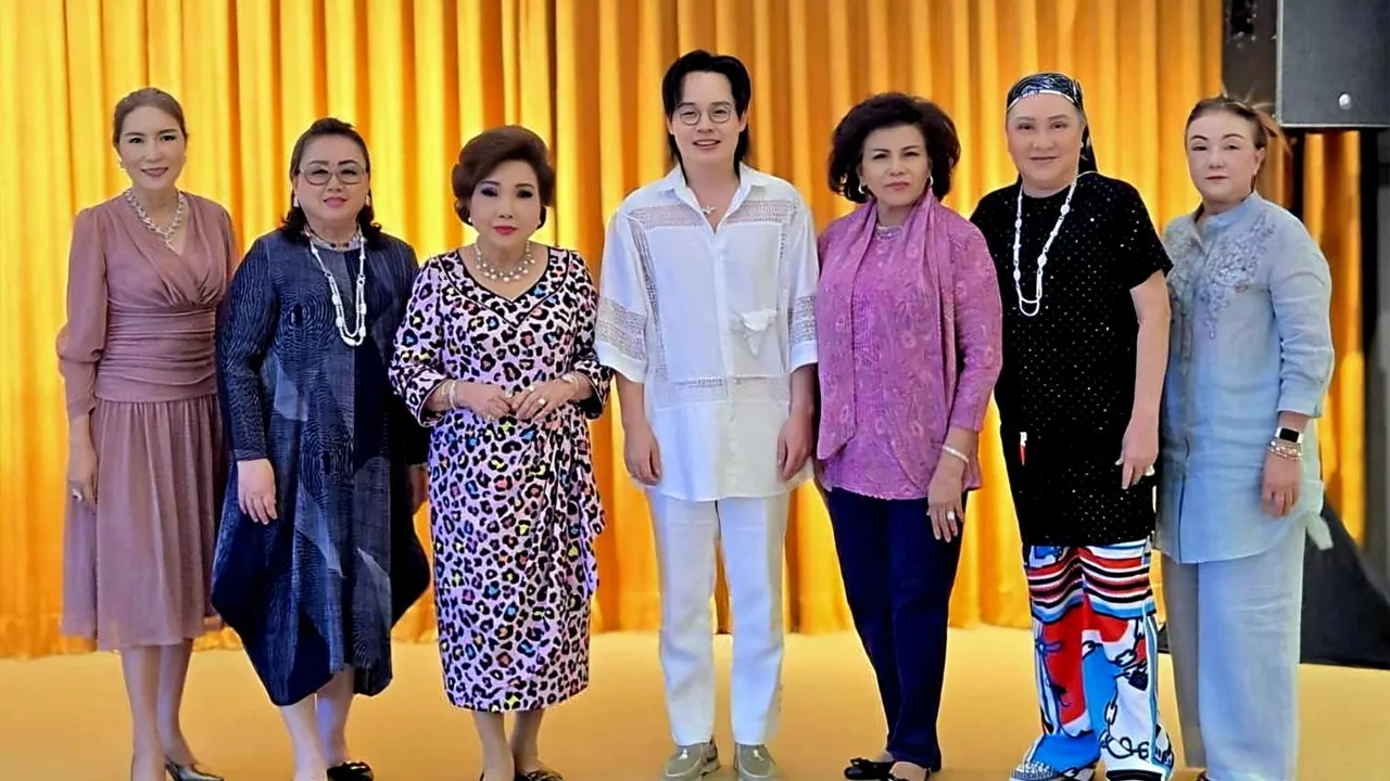 เตรียมงาน สุริยน ศรีอรทัยกุล และ ดร.สุมาลี ศรีสุภรวาณิชย์ จัดประชุมเตรียมการจัดงานแฟชั่นโชว์การกุศล เพื่อหารายได้ใช้ในกิจกรรมสาธารณกุศล โดยมี สมศรี โรจน์สราญรมย์,อาภัสรา เตชะรัตนไชย และ มยุรี เตยะราชกุล มาร่วมประชุมด้วย ที่เซ็นทรัล ชิดลม วันก่อน.