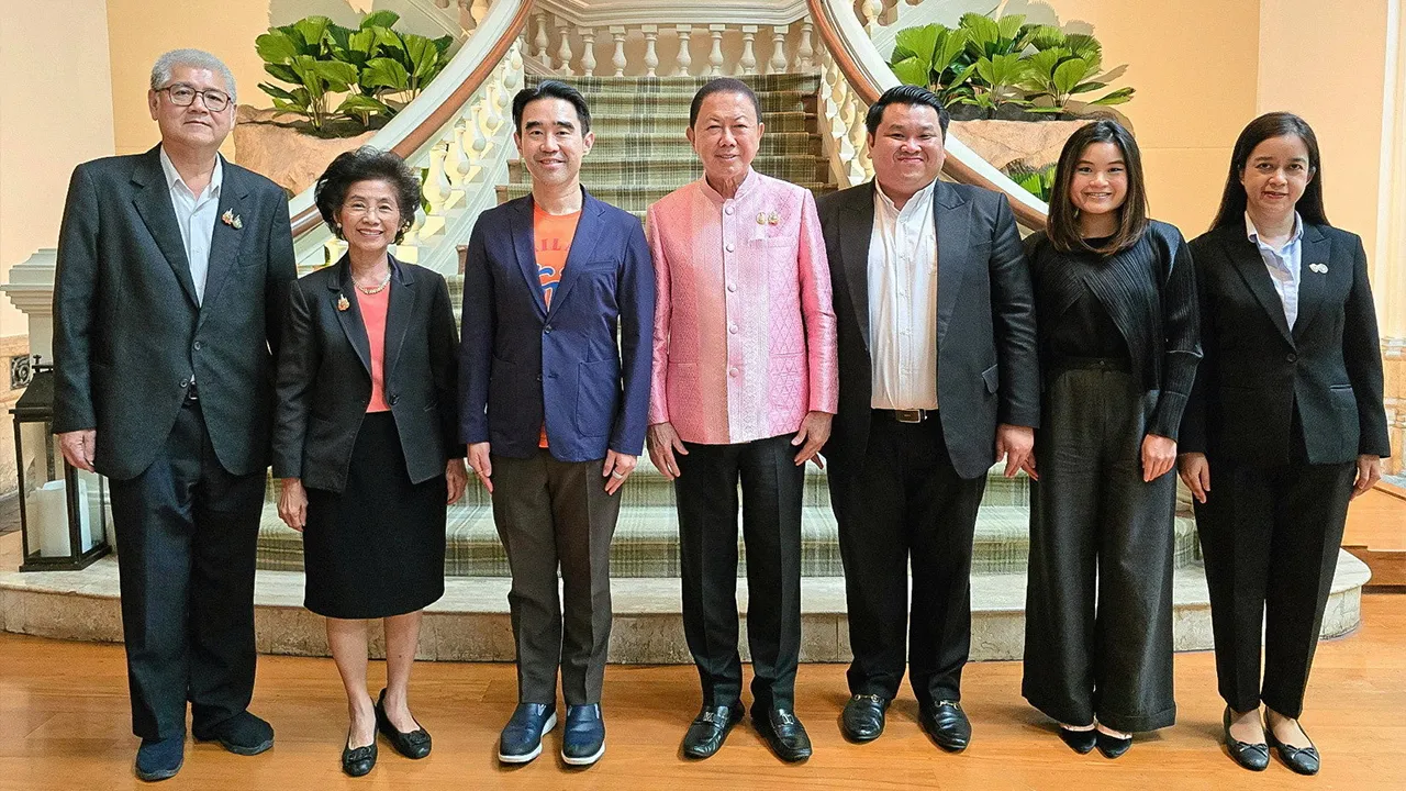 สนับสนุน สนั่น อังอุบลกุล รับมอบเงิน 200,000 บาท จาก อัศวิน เตชะเจริญวิกุล เพื่อสนับสนุนการจัดการแข่งขันฟุตบอลหญิงอายุไม่เกิน 17 ปี ระหว่างทีมชาติไทยกับเวียดนาม โดยมี ชัยโรจน์ เชิดตระกูลยิ่ง และ อัญชนา วิทยาธรรมธัช มาร่วมในพิธีด้วย ที่ รร.แกรนด์ ไฮแอท เอราวัณ วันก่อน.