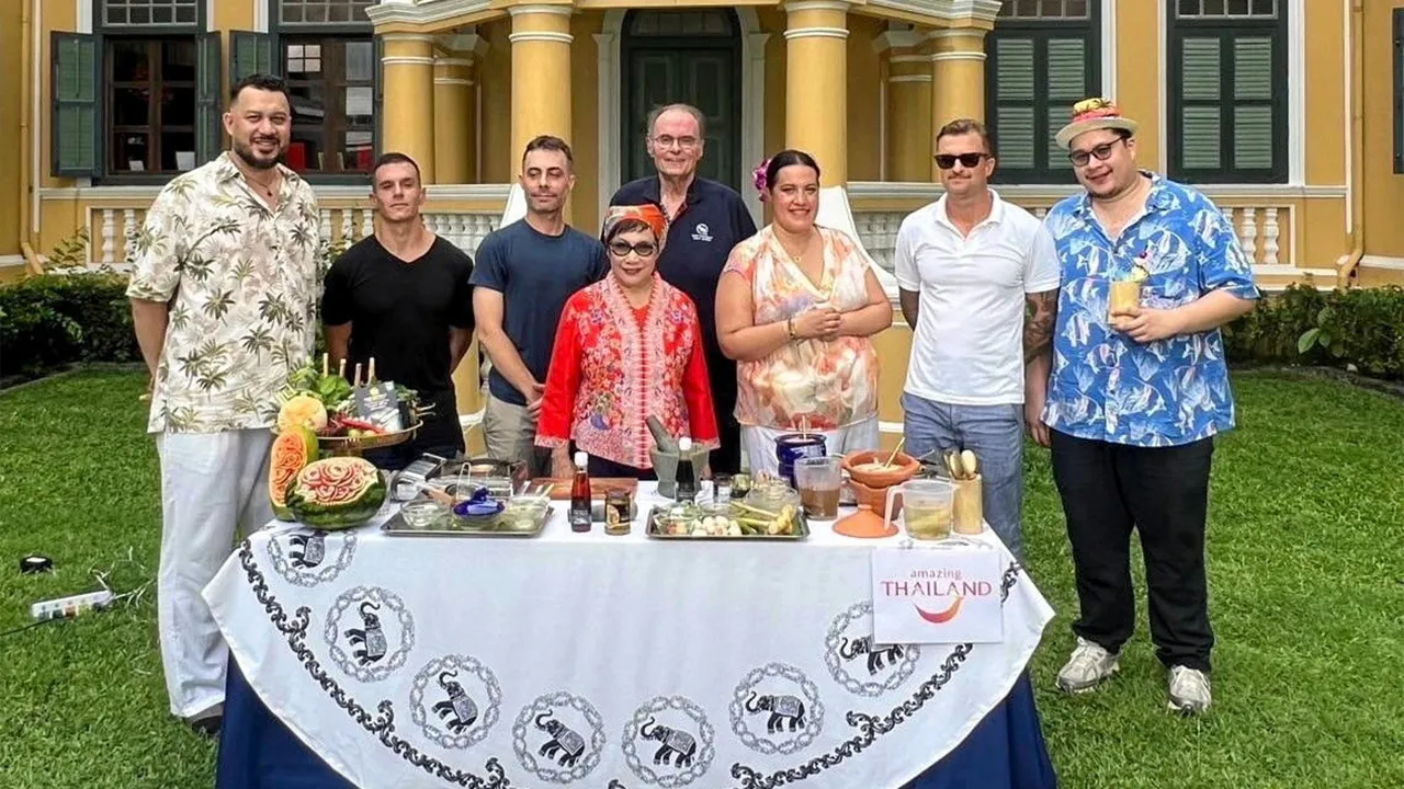 อาหารไทย นูรอ โซ๊ะมณี สเต็ปเป้ และ แซนดร้า สเต็ปเป้ ร่วมสาธิตการทำเมนูอาหารไทยยอดนิยม “ต้มข่าไก่และต้มข่าเห็ด” ถ่ายทอดสู่ผู้ชมในเนเธอร์แลนด์และเบลเยียม ผ่านช่องทางโซเชียล มีเดียของ ททท. ประจำกรุงปารีส โดยมี คิม สเต็ปเป้ มาร่วมงานด้วย ที่บลู เอเลเฟ่นท์ ภูเก็ต วันก่อน.