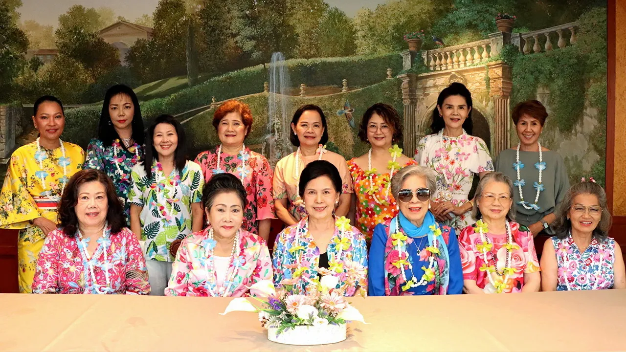 ชื่นมื่น ธนาภรณ์ เกศชุมพล นัดเพื่อนกลุ่ม Happy Angle มาร่วมงานเลี้ยงพบปะสังสรรค์โดยมี เพ็ญวดี เพียรอนุกูล, ทิพวรรณ ศิริเศรษฐ์ และ เบญจมาศ อิสรเดช มาร่วม งานด้วย ท่ามกลางบรรยากาศความชื่นมื่น ที่ห้องคอฟฟี่ช็อป โรงแรมดิ เอมเมอรัลด์ วันก่อน.