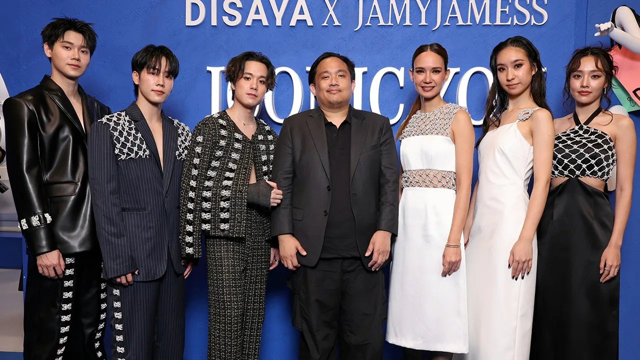 ดูแฟชั่น ปภณ วิริยะพันธุ์ และ ดิษยา สรไกรกิติกูล จัดงาน DISAYA X JAMYJAMESS Powered by Mercedes-Benz แฟชั่นโชว์เปิดตัวคอลเลกชันใหม่ของแบรนด์ DISAYA โดยมี ธีรดนย์ ศุภพันธุ์ภิญโญ, วนรัตน์ รัศมีรัตน์ และ พิจักขณา วงศารัตนศิลป์ มาร่วมงานด้วย ที่วัน แบงค็อก วันก่อน.