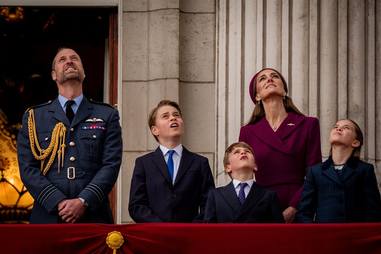 ดยุคกับดัชแชสแห่งเวลส์ และพระโอรสกับพระธิดาทั้ง 3 พระองค์ ชมการบินผาดแผลงจากระเบียงของสำนักพระราชวังบักกิงแฮม เมื่อ 5 พ.ค. 2568