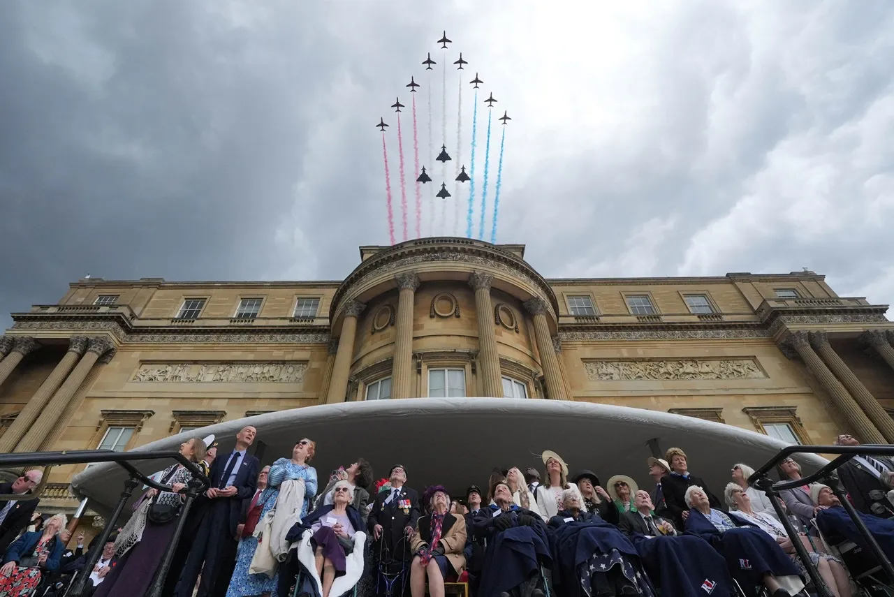 บรรดาแขกและทหารผ่านศึก ชมการบินผาดแผลงขณะร่วมงานเลี้ยงน้ำชาที่พระราชวังบักกิงแฮม เมื่อ 5 พ.ค. 2568