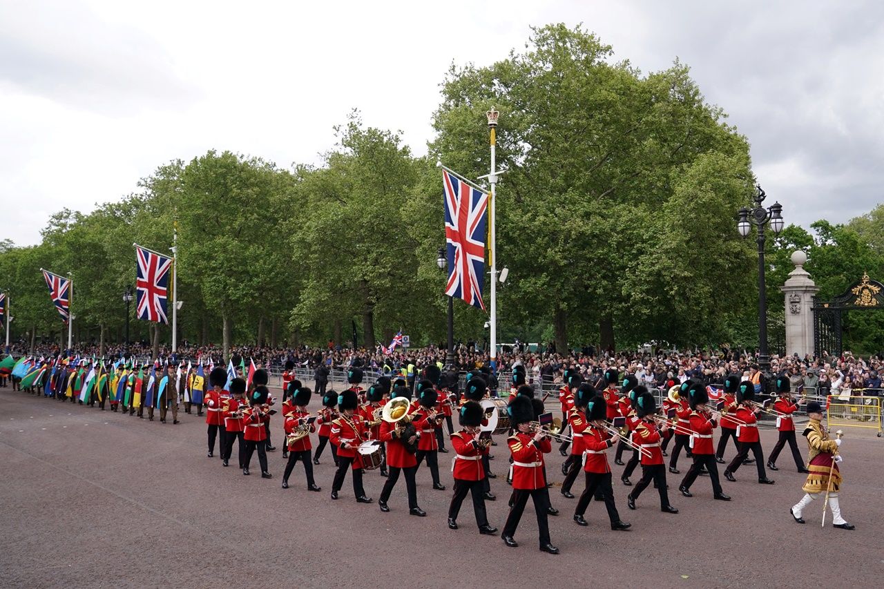 เหล่าทัพต่างๆ ของสหราชอาณาจักร เดินสวนสนามเนื่องในวันประกาศชัยชนะ เมื่อ 5 พ.ค. 2568