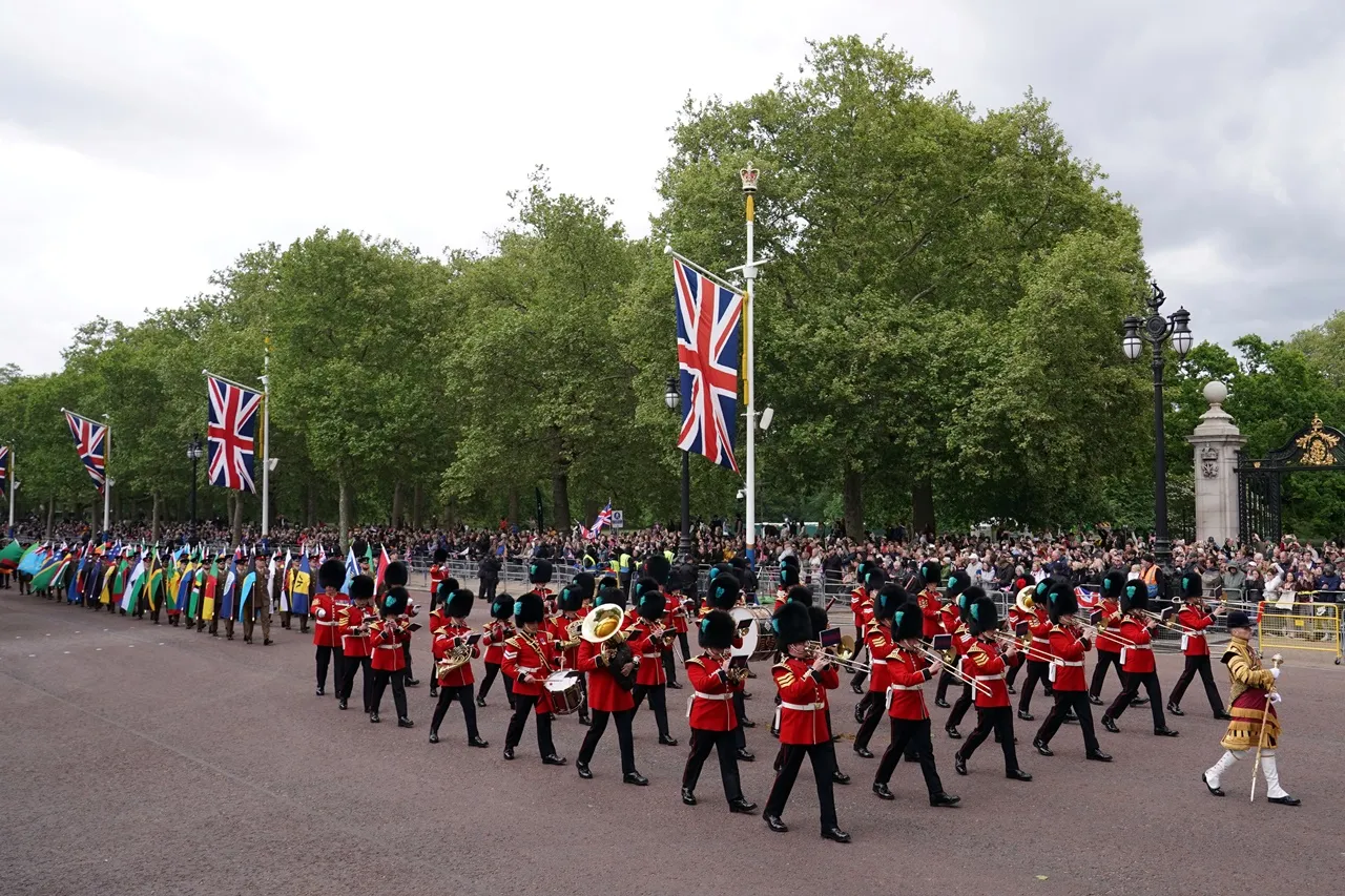 เหล่าทัพต่างๆ ของสหราชอาณาจักร เดินสวนสนามเนื่องในวันประกาศชัยชนะ เมื่อ 5 พ.ค. 2568