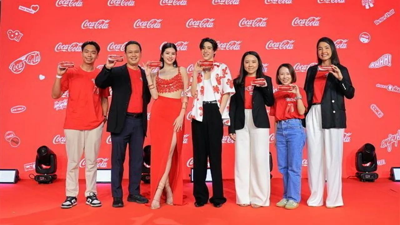 ส่งโค้ก - ฮาน ทเว เพียว จัดงาน “โค้ก ชวนรวมด้อม” ชวนชาว Gen Z มาร่วมกิจกรรมออกแบบกระป๋องโค้กในสไตล์ของตัวเอง พร้อมแลนด์มาร์กกระป๋องโค้กแอลอีดียักษ์ โดยมี อรณัส ดิเรกบุษราคม, พบทอง สวัสดี และ สมฤทัย รัตนวราห มาร่วมงานด้วย ที่เซ็นทรัลเวิลด์ วันก่อน.