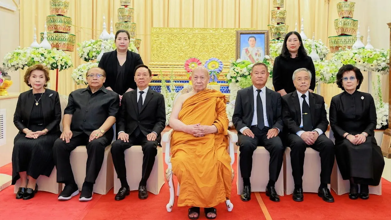 ปลายทางชีวิต - พล.ต.อ.พัชรวาท วงษ์สุวรรณ อดีตรองนายกรัฐมนตรี เป็นประธานในพิธีสวดพระอภิธรรมศพ พล.ต.ท.จิรสิทธิ์ มหินทรเทพ สามี จำรัสพงษ์ มหินทรเทพ โดยมี พล.ต.อ.วิโรจน์ พหลเวชช์ และ พล.ต.ท.อัศวิน ณรงค์พันธ์ มาร่วมในพิธีด้วย ที่วัดธาตุทอง วันก่อน.