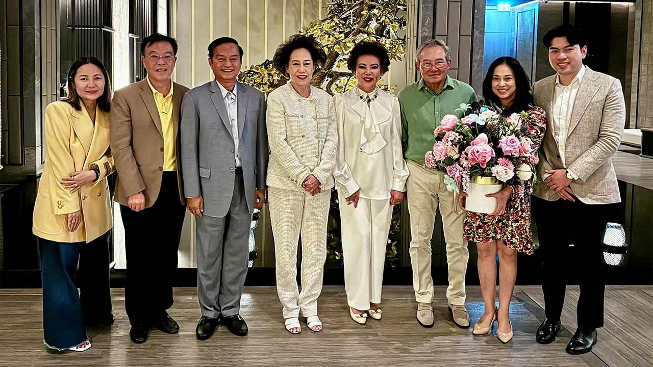 เบิร์ธเดย์ - อารีรัตน์ กฤษณะสมิต ผจก.ดูแลลูกค้าวีไอพี บริษัทบุลการี จัดงานเลี้ยงฉลองวันเกิดให้ จรรยา สว่างจิตร โดยมี พล.ท.ดร.พีระพงษ์ มานะกิจ, ธงชัย ตรีพิพัฒน์กุล และ ร.ท.ชุติภัทร–สัณหพิศ โพธิรัตนังกูร มาร่วมงานด้วย ที่ห้องอาหารอาร์วา โรงแรมอมัน นายเลิศ วันก่อน.