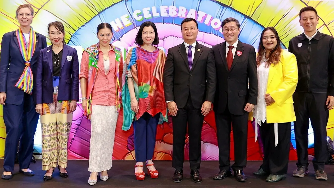 อย่าพลาด สรวงศ์ เทียนทอง รมว.การท่องเที่ยวและกีฬา แถลงข่าวการจัดงาน “Bangkok Pride Festival 2025 และ The Celebration: Right to Love 2025” ระหว่าง 30 พ.ค.-30 มิ.ย. โดยมี ชฎาทิพ จูตระกูล และ ฐาปนีย์ เกียรติไพบูลย์ มาร่วมแถลงด้วย ที่สยามพารากอน วันก่อน.