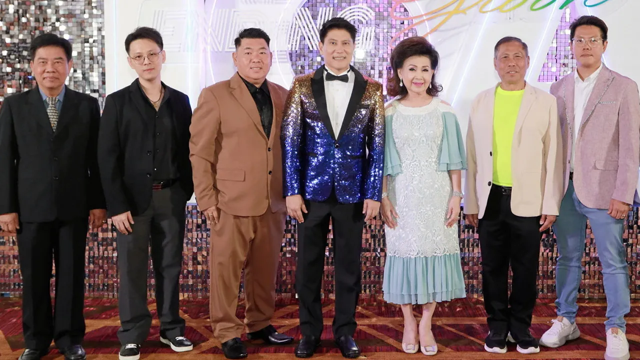 แท้งกิ้ว จตุภัทร์ ตั้งคารวคุณ และ ละออ ตั้งคารวคุณ จัดงาน “Best partner of the year” เพื่อขอบคุณพันธมิตรร้านค้าตัวแทนจำหน่ายทั่วประเทศ โดยมี สุวิชญ ศิริไกรวัฒนาวงศ์, สุทัศน์ เลิศรัตนชัยกิจ และ สุธี วงศ์กิติกำจร มาร่วมงานด้วย ที่ รร.เซ็นทาราแกรนด์ เซ็นทรัลเวิลด์ วันก่อน.