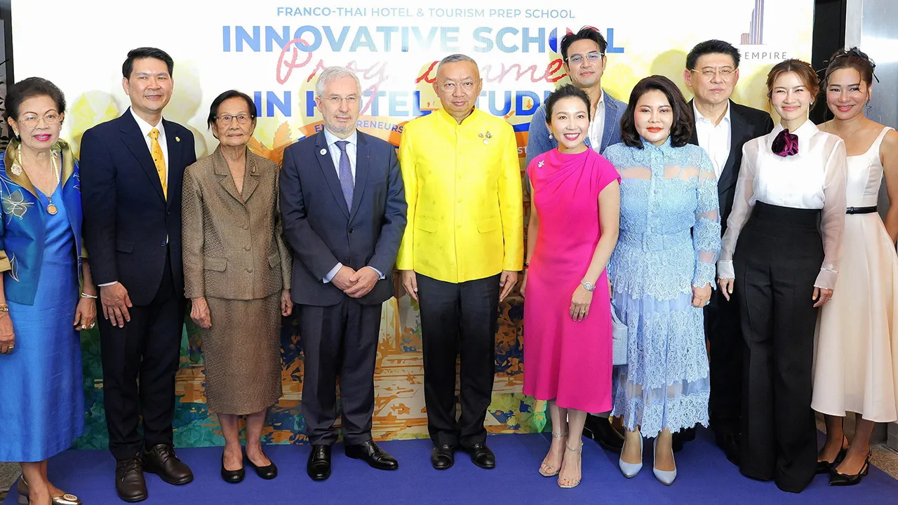 น่าเรียน พล.ต.อ.เพิ่มพูน ชิดชอบ รมว.ศึกษาธิการ เปิดตัวหลักสูตรโรงเรียนเตรียมการโรงแรมและการท่องเที่ยวไทย-ฝรั่งเศส ของวิทยาลัยนานาชาติ ม.ศิลปากร โดยมี ศ.ดร.ภก.ธนะเศรษฐ์ ง้าวหิรัญพัฒน์ และ รพีพรรณ เหลืองอร่ามรัตน์ มาร่วมงานด้วย ที่อาคารเอ็มไพร์ วันก่อน.