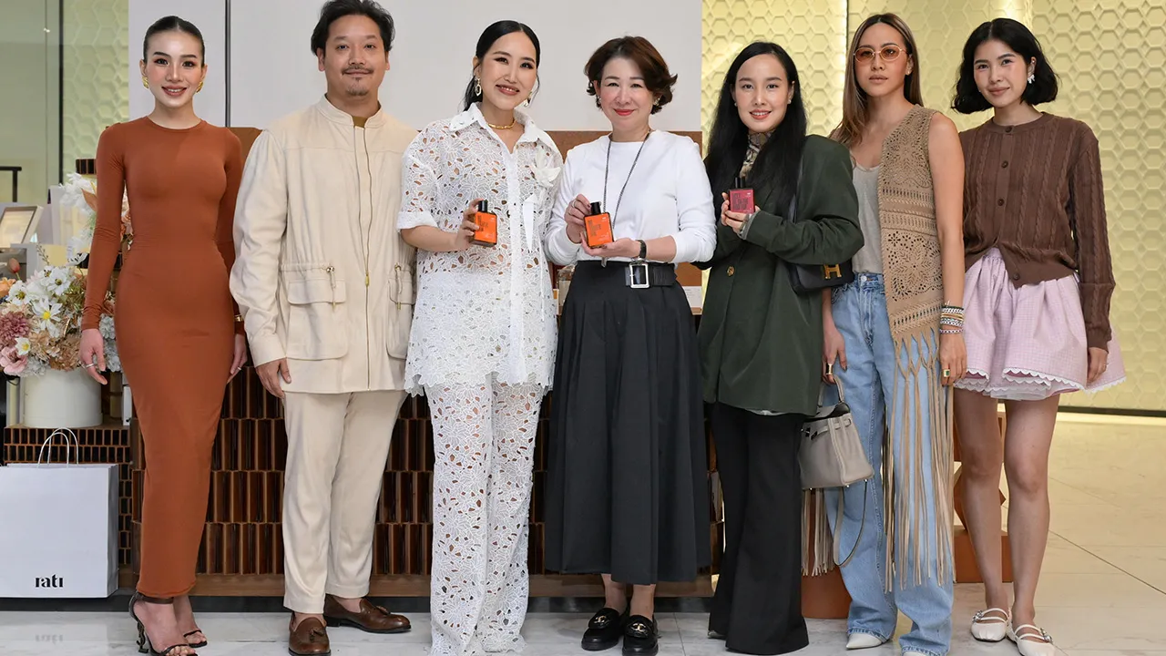 จากธรรมชาติ รติรส จุลชาต และ รุจจิ์ จุลชาต เปิดตัว “rati Space” เพื่อแนะนำผลิตภัณฑ์ดูแลร่างกายจากธรรมชาติแบรนด์ rati โดยมี อรธิรา ภาคสุวรรณ์, ม.ล.ทรงลักษณ์ สวัสดิวัตน์, น้อยนัดดา อัศวนฤนาท และ อรณิชา กรินชัย มาร่วมงานด้วย ที่เอ็มควอเทียร์ วันก่อน.