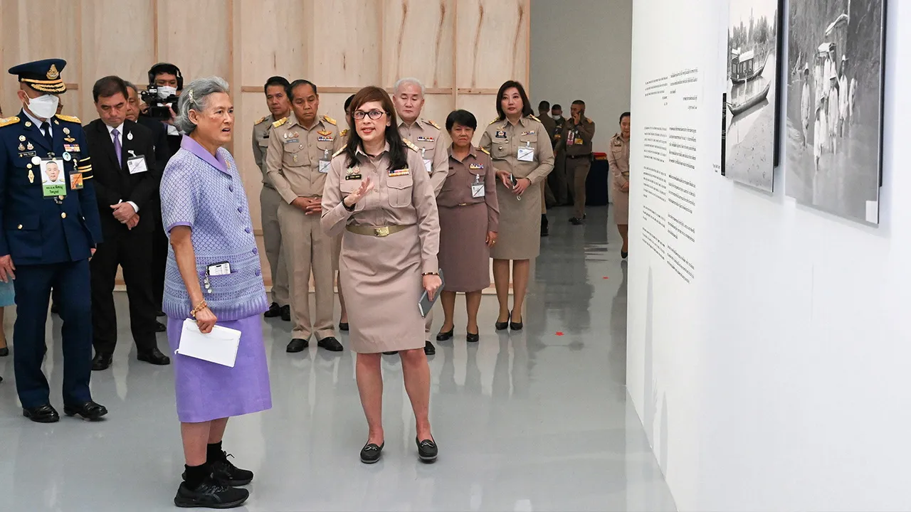 สมเด็จพระกนิษฐาธิราชเจ้า กรมสมเด็จพระเทพรัตนราชสุดาฯ สยามบรมราชกุมารี เสด็จฯไปทรงเปิดนิทรรศการพิเศษภาพถ่ายจากฟิล์มกระจก  ชุดหอพระสมุดวชิรญาณ  ณ  หอศิลปวัฒนธรรมแห่งกรุงเทพมหานคร  เมื่อวันที่  21  พฤษภาคม.