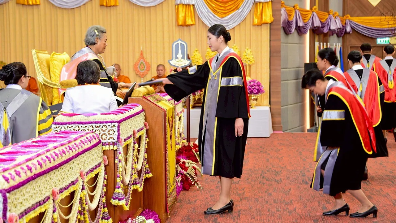 สมเด็จพระกนิษฐาธิราชเจ้า กรมสมเด็จพระเทพรัตนราชสุดาฯ สยามบรมราชกุมารี เสด็จฯแทนพระองค์ ไปพระราชทานปริญญาบัตรแก่ผู้สำเร็จการศึกษาจากมหาวิทยาลัยมหาสารคาม ณ มหาวิทยาลัยมหาสารคาม เมื่อวันก่อน.