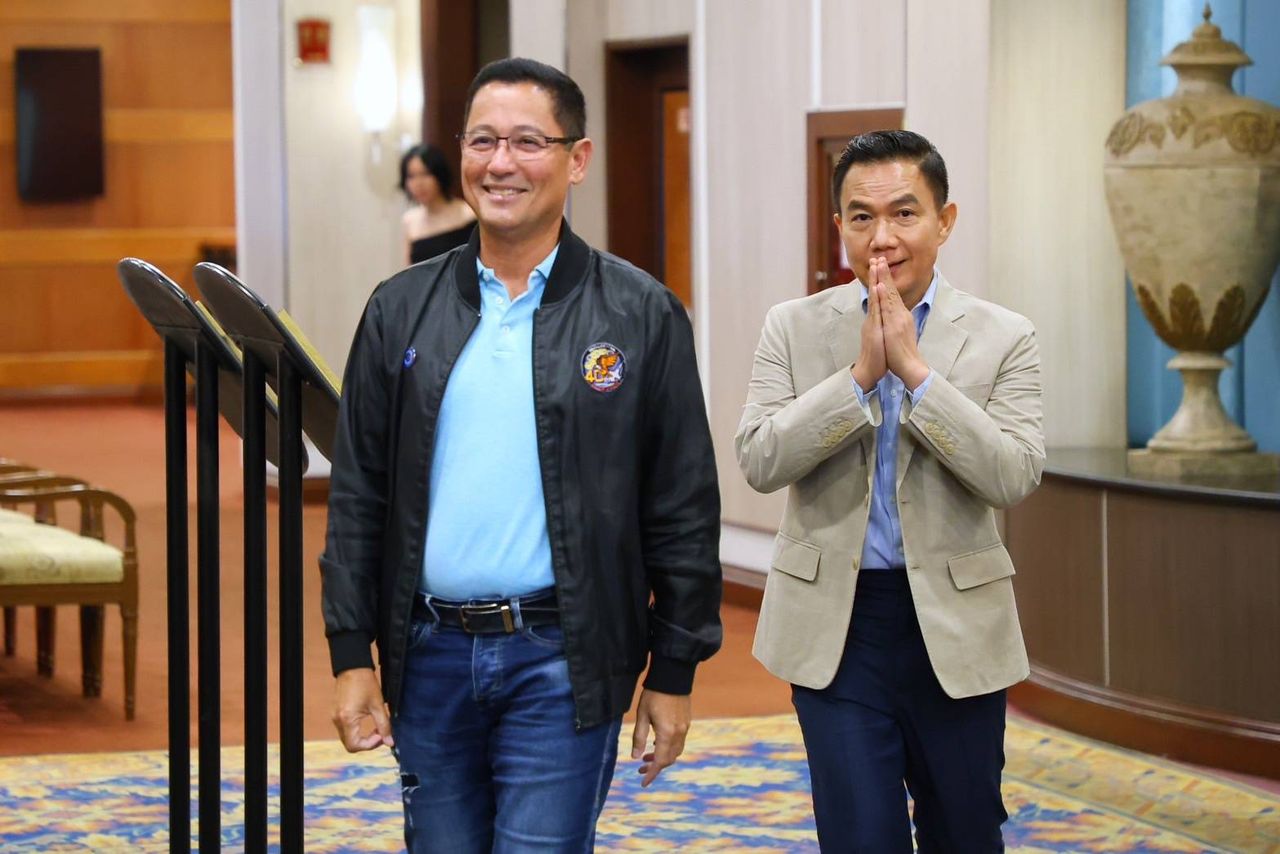 น.อ.อนุดิษฐ์ นาครทรรพ และนายการุณ โหสกุล