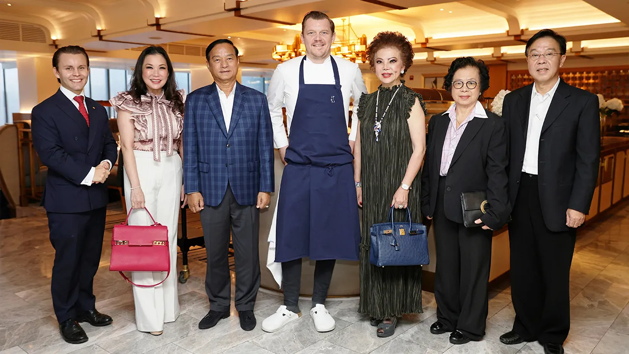 อร่อยจริง - นลินัส มัคคพัฒน์ ผอ.ฝ่ายจิวเวลรีชั้นสูง แวน คลีฟ แอนด์ อาร์เปลส์ เชิญลูกค้าคนสำคัญ จรรยา สว่างจิตร มาชิมอาหารมิชลิน 2 ดาว ฝีมือของ อเล็กซ์ ดิลลิ่ง โดยมี พล.ท.ดร.พีระพงษ์ มานะกิจ และ ธงชัย ตรีพิพัฒน์กุล มาร่วมชิมด้วย ที่โรงแรมแมนดาริน โอเรียนเต็ล วันก่อน.