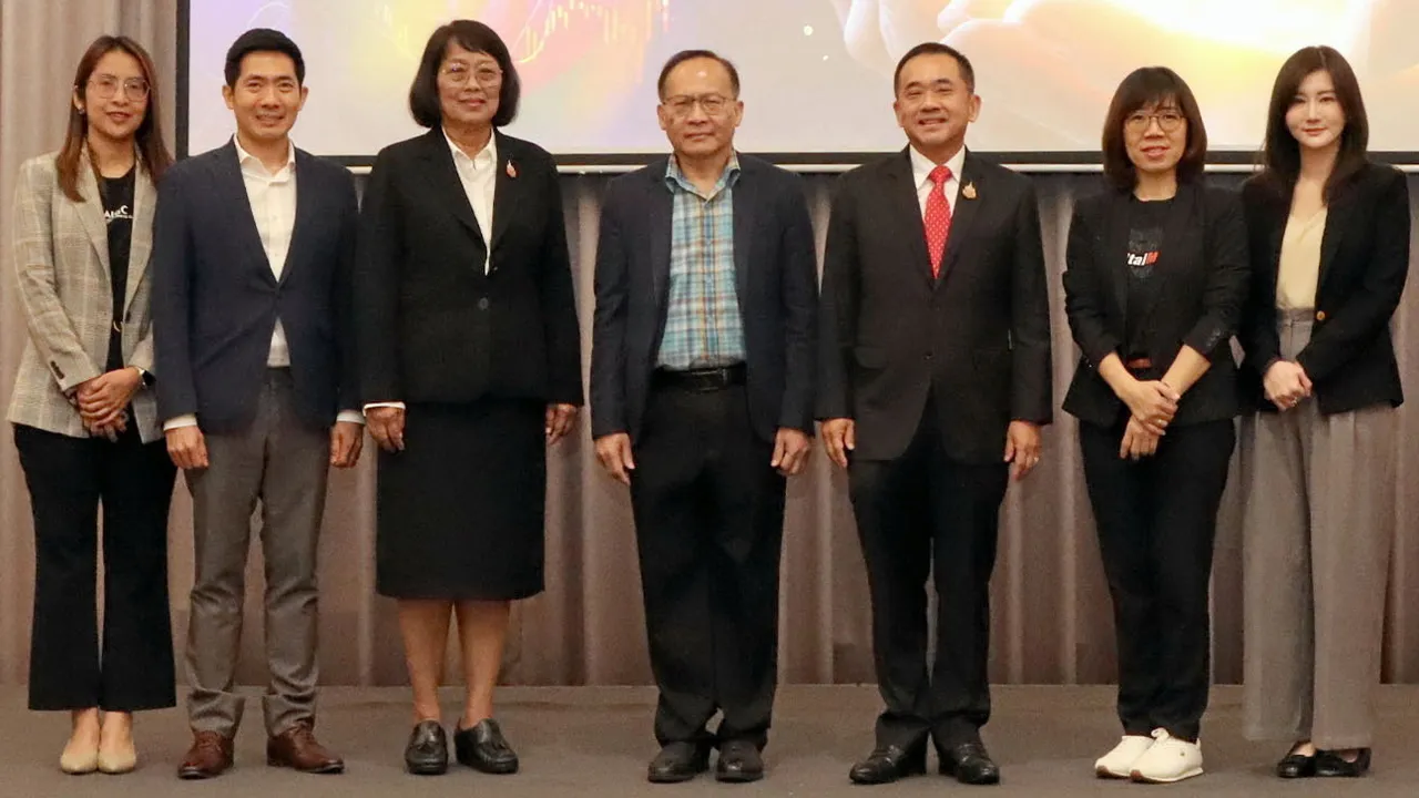 ฟังความเห็น - ศ.วิศิษฏ์ วิศิษฏ์สรอรรถ ปลัดกระทรวงดีอีเอส เปิดการประชุมรับฟังความคิดเห็นเกี่ยวกับร่างหลักการของกฎหมายว่าด้วยปัญญาประดิษฐ์ โดยมี ดร.ชาญวิทย์ บุญช่วย, ดร.ศักดิ์ เสกขุนทด และ ม.ร.ว.นงคราญ ชมพูนุท มาร่วมประชุมด้วย ที่โรงแรมดิ เอมเมอรัลด์ วันก่อน.