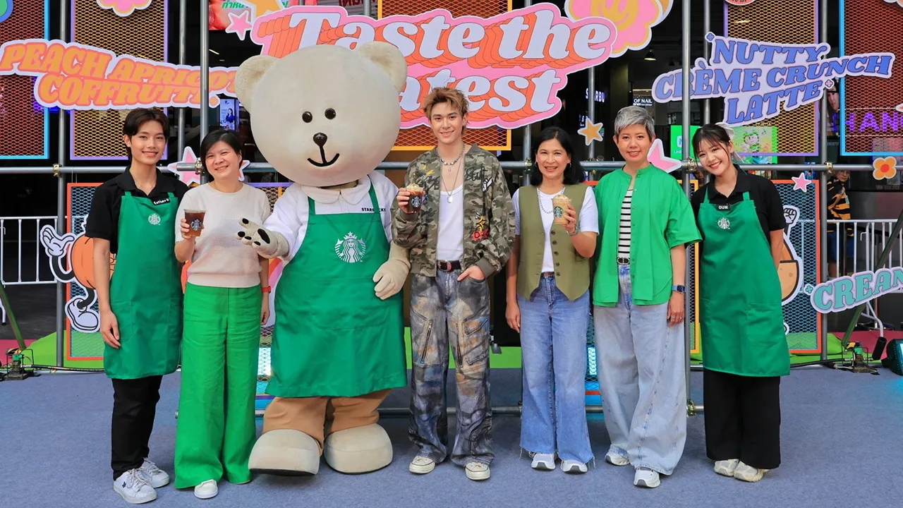 ดื่มเพลิน - สุมนพินทุ์ โชติกะพุกกณะ เปิดตัวเครื่องดื่มใหม่ล่าสุด “นัทตี้ ครีม ครั้นช์” และ “พีช แอพริคอต คอฟฟรูติ” ผสมผสานเอกลักษณ์กาแฟของสตาร์บัคส์ตอบโจทย์ชาว Gen Z โดยมี ชรินทร์ทิพย์ วรดิตถานุรักษ์ และ นิภารัตน์ เยาว์วิวัฒน์ มาร่วมงานด้วย ที่สยามสแควร์วัน วันก่อน.