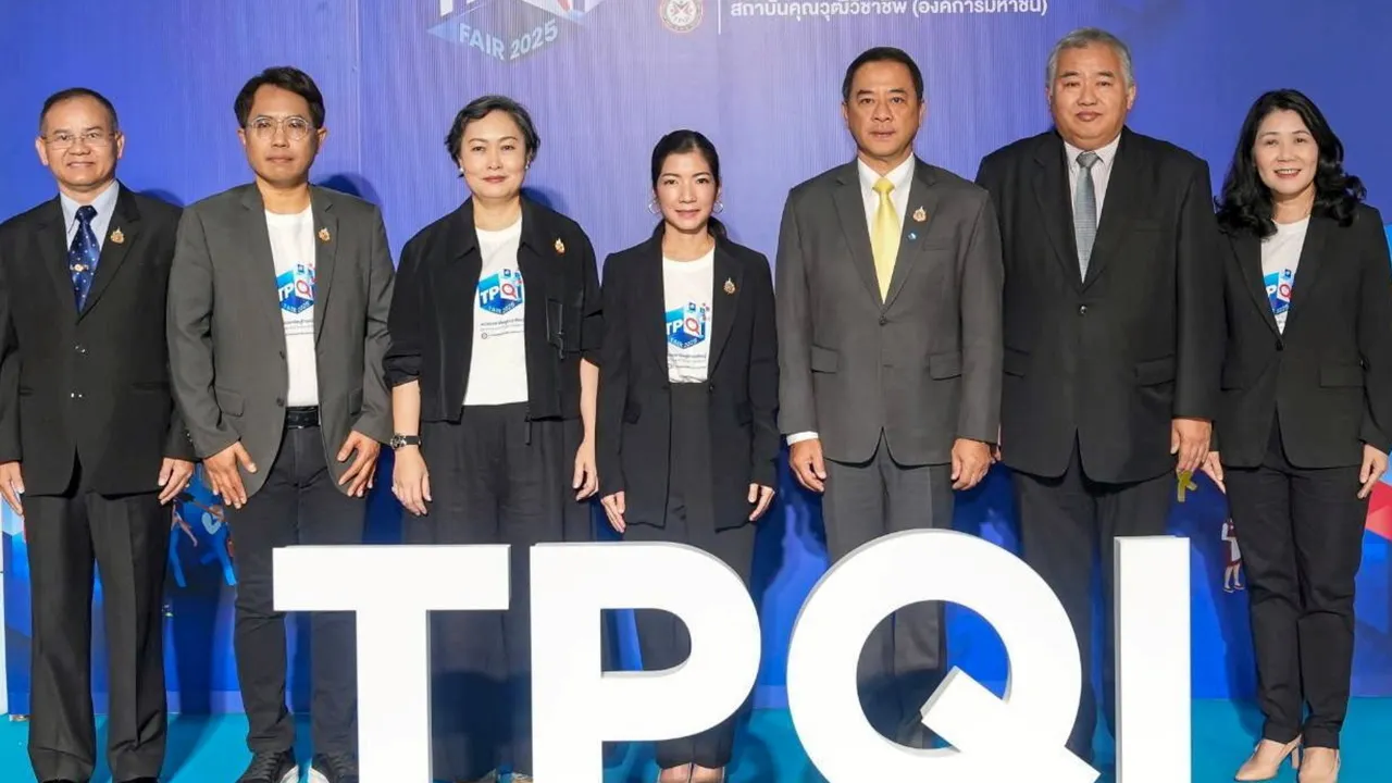 แนะอาชีพ พิมพ์พร ชีวานันท์ เปิดงาน “TPQI Fair 2025 แนะแนวอาชีพสู่การเรียนรู้” เพื่อเตรียมความพร้อมในการสร้างอาชีพ สร้างรายได้แก่ประชาชนทุกช่วงวัย โดยมี กลินท์ สารสิน, จุลลดา มีจุล และ นิธิวัชร์ ศิริปริยพงศ์ มาร่วมงานด้วย ที่อิมแพ็ค เมืองทองธานี วันก่อน.
