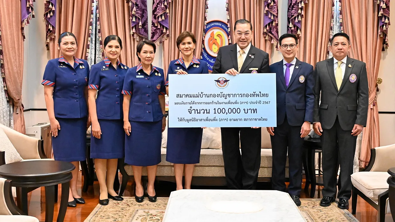 ให้มูลนิธิ ปัญญดา หนุนภักดี นายกสมาคมแม่บ้านกองบัญชาการกองทัพไทย มอบเงินรายได้จากการออกร้านในงานเพื่อนพึ่ง (ภาฯ) ประจำปี 2567 จำนวน 100,000 บาท ให้ ศ.ดร.สุรเกียรติ์ เสถียรไทย เพื่อช่วยเหลือผู้ประสบอุทกภัย ที่สำนักงานมูลนิธิอาสาเพื่อนพึ่ง (ภาฯ) ยามยาก วันก่อน.