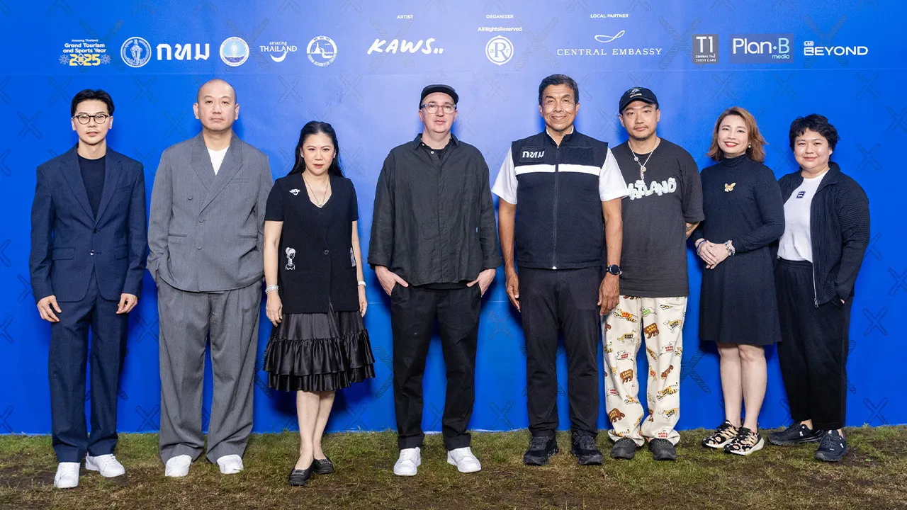 ตามไปชม - รศ.ชัชชาติ สิทธิพันธุ์, ฐาปนีย์ เกียรติไพบูลย์, บรม พิจารณ์จิตร และ เอสเค แลม เปิด “KAWS:HOLIDAY THAILAND” นำเสนอประติมากรรมเอกลักษณ์ KAWS ผลงานของ ไบรอัน ดอนเนลลีย์ โดยมี พัฒนีย์ องค์คุณารักษ์ มาร่วมงานด้วย ที่สนามหลวง วันก่อน.