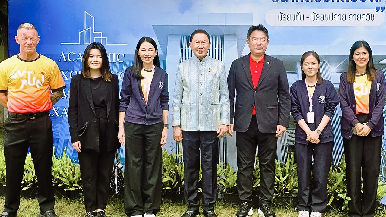 ชมโรงเรียน ดร.ประถมาภรณ์ ฟักฤกษ์ และ ดร.เพ็ชร ชินบุตร ให้การต้อนรับ สนั่น อังอุบลกุล ในโอกาสมาเยี่ยมชมโรงเรียนศรีสุวิช โดยมี สุภาพร เอียบสกุล, นิธินันท์ อังอุบลกุล, เจมส์ แม็คกิวเนส และ พิชญ์ฌาภัทร คล้ายสีแก้ว มาร่วมชมด้วย ที่โรงเรียนศรีสุวิช จ.ชลบุรี วันก่อน.