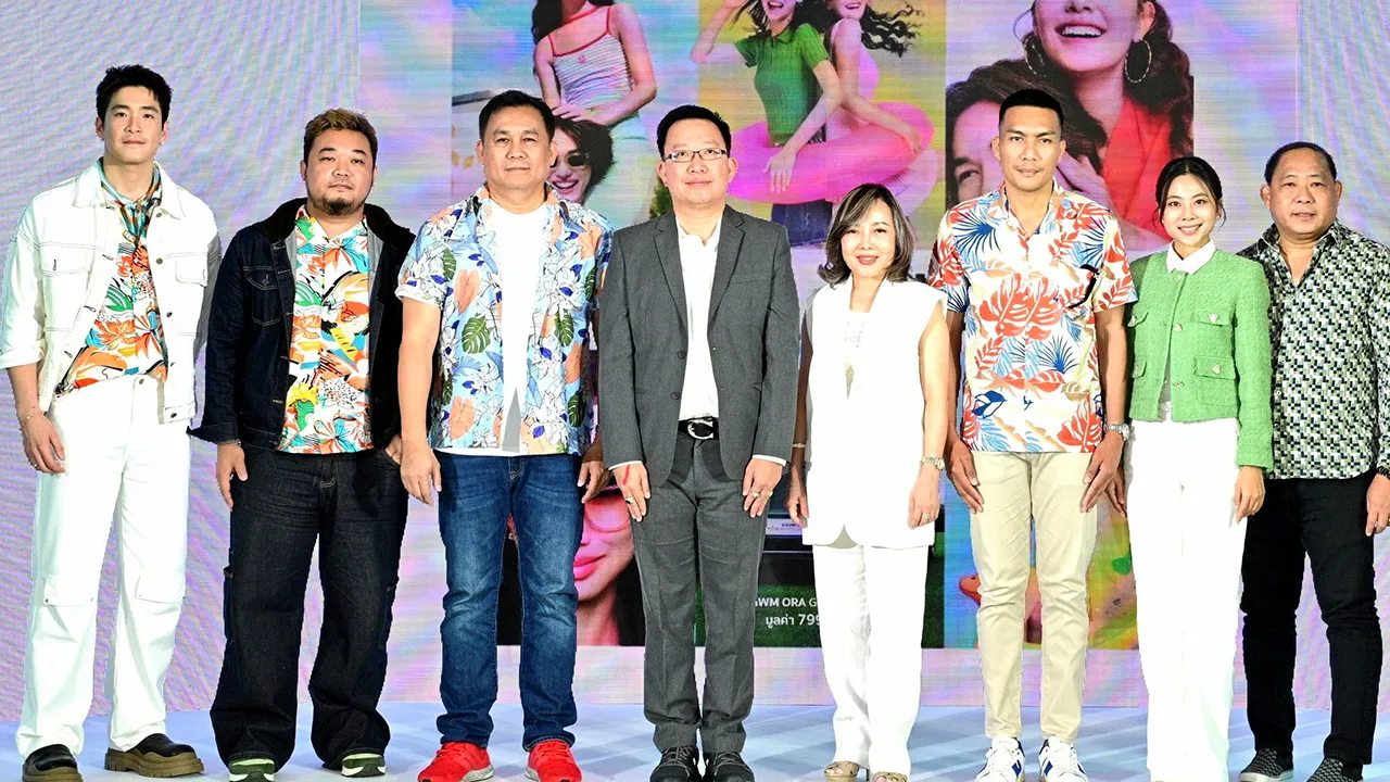 ตามไปช็อป อรวรรณ ทิพย์สุวรรณพร จัดแคมเปญ “ROBINSON HELLO SUMMER CHILL” แนะนำคอลเลกชันจากแบรนด์ชั้นนำในทุกกลุ่มสินค้า พร้อมโปรโมชันสุดคุ้ม โดยมี ศิริพงษ์ การุณยฐิติ, วรจักร สถาพรภิญโญ และ ลลิตา สิงห์โตทอง มาร่วมงานด้วย ที่โรบินสัน ชลบุรี วันก่อน.