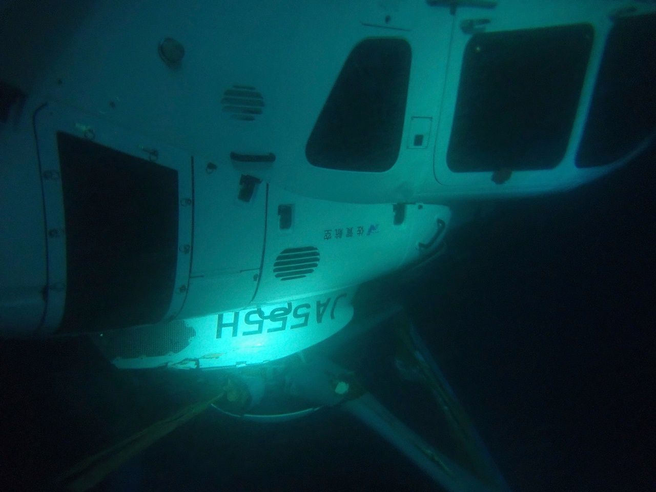 เฮลิคอปเตอร์พยาบาลจมอยู่ใต้ผิวทะเล (ภาพจาก AP / THE 7TH REGIONAL JAPAN COAST GUARD HEADQUARTERS)