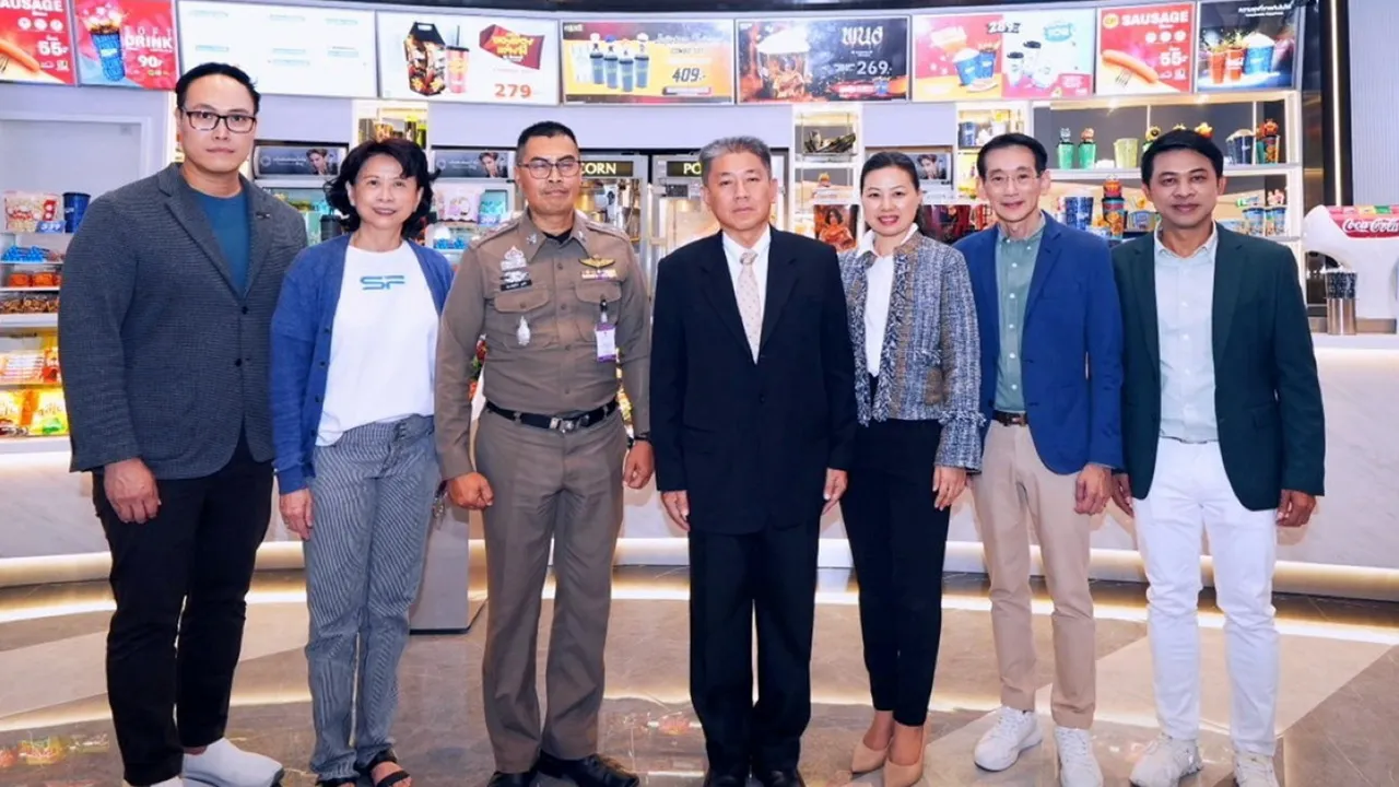 โฉมใหม่ - สุวรรณี ชินเชี่ยวชาญ เปิดโฉมใหม่ของ “โรงภาพยนตร์เอส เอฟ ซีเนม่า” แลนด์มาร์กความบันเทิงสุดล้ำใจกลางเมือง โดยมี มนต์สิทธิ์ ไพศาลธนวัฒน์, อนันต์ ตันติปัญญาคุณ, นพดล พลายระหาญ และ ภัทรพงศ์ เอี่ยมสมบัติ มาร่วมงานด้วย ที่โรบินสัน จันทบุรี วันก่อน.