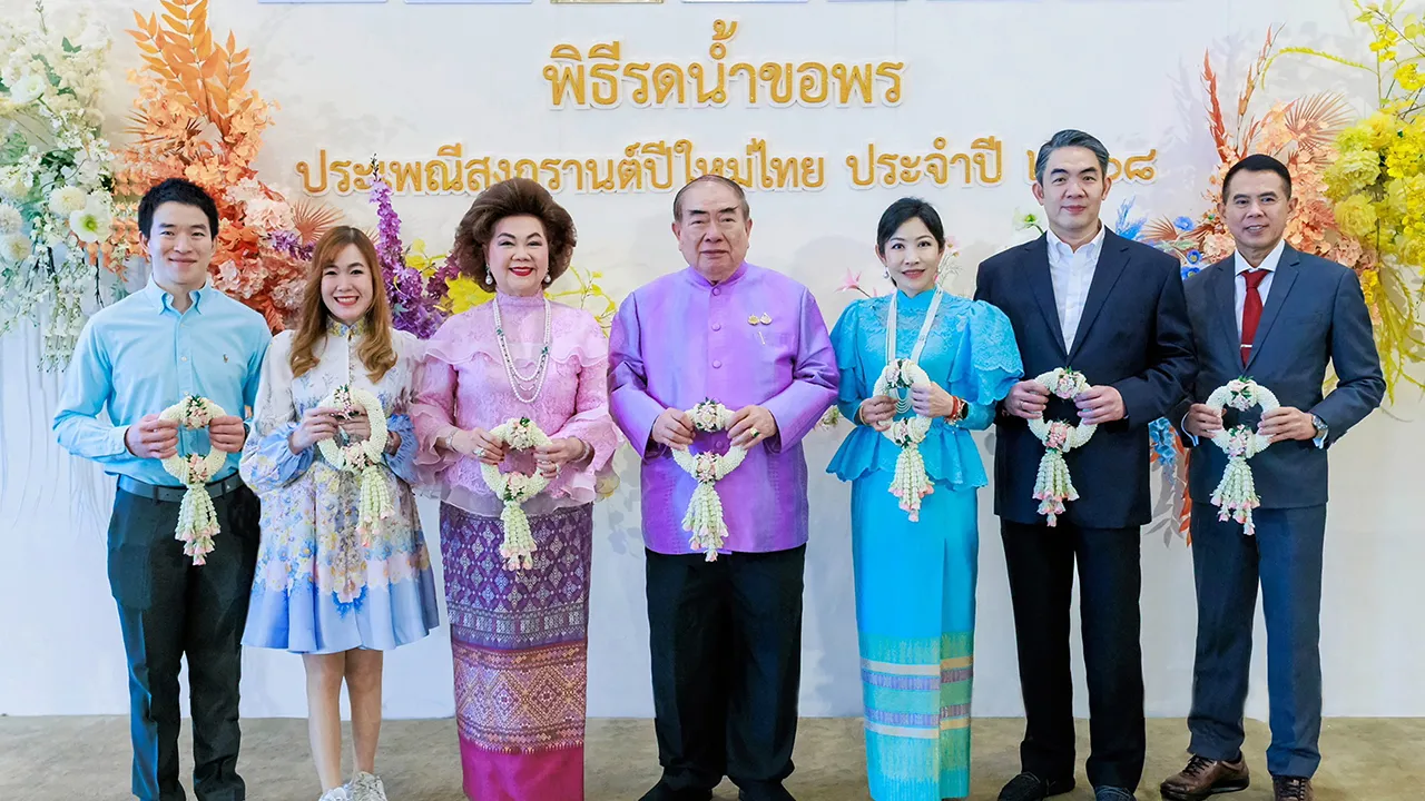 ประเพณีไทย - ดร.วรวิทย์–ดร.พัชรา วีรบวรพงศ์ จัดพิธีรดน้ำขอพรเพื่อสืบสานประเพณีไทยในโอกาสเทศกาลวันสงกรานต์ โดยมี ศุภชัย–จินต์จุฑา วีรบวรพงศ์, พัชราวดี วีรบวรพงศ์, วัลลภ กมลวิศิษฎ์ และ ชัยพร อินทนิล มาร่วมในพิธีด้วย ที่โรงแรมเดอะ เบอร์เคลีย์ วันก่อน.