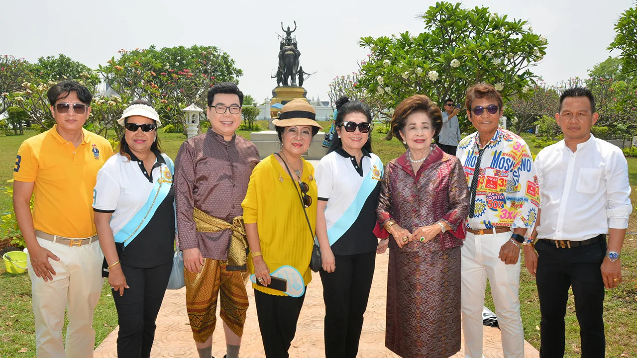ปลูกต้นไม้ - ดร.สัณห์จุฑา วิชชาวุธ ชวนสมาชิกสโมสรซอนต้ากรุงเทพ 9 มาปลูกต้นไม้ปรับภูมิทัศน์ บริเวณหน้าพระราชานุสาวรีย์สมเด็จพระสุริโยทัย ทุ่งมะขามหย่อง โดยมี รัญชา บริบาลบุรีภัณฑ์, ลลิสา จงบารมี และ สมทรง พันธ์เจริญวรกุล มาร่วมงานด้วย ที่ จ.พระนครศรีอยุธยา วันก่อน.