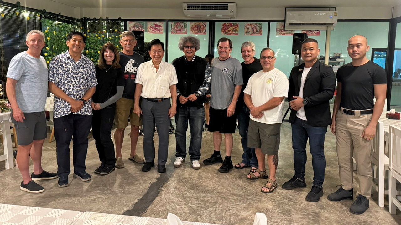 ขอบคุณ สมใจนึก เองตระกูล ประธาน กก.บมจ.ทิพยประกันภัย เลี้ยงขอบคุณ คิด ฉัตรประภาชัย ผู้ช่วยนายอำเภอนครลอสแอนเจลิส และทีมค้นหาและกู้ภัยแอลเอที่มาช่วยเหลือคนหายในตึก สตง.ที่ถล่ม ที่ร้าน “กินกับเป็ก” รังสิต.