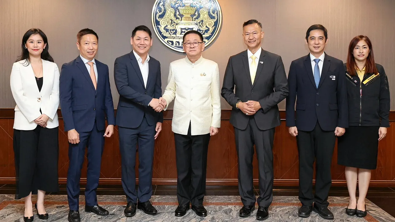 ต้านภัยไซเบอร์ ประเสริฐ จันทรรวงทอง และ อรรณพ ศิริติกุล ลงนามความร่วมมือระหว่าง สกมช. และ Google Cloud เพื่อเสริมสร้างความสามารถในการป้องกันภัยไซเบอร์ให้ภูมิทัศน์ ดิจิทัลของไทย โดยมี พล.อ.ต.อมร ชมเชย มาร่วมในพิธีด้วย ที่ทำเนียบรัฐบาล วันก่อน.