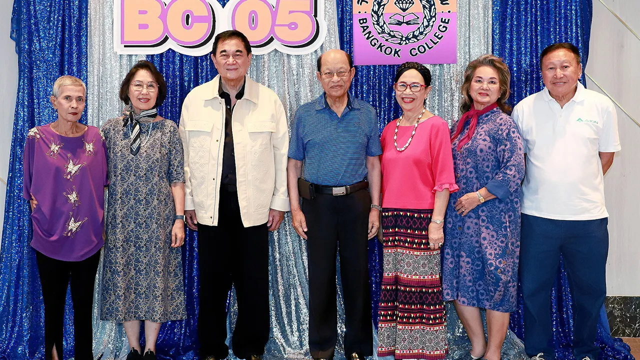 รุ่น 5 ทูนใจ ศรีวังพล นัดเพื่อนมหาวิทยาลัยกรุงเทพ รุ่น 5 มาร่วมงานเลี้ยงพบปะสังสรรค์ โดยมี ดร.อัศวิน อิงคะกุล, ดร.ธนู กุลชล, สุมาลี วงศ์กำแหง, สุทธิชัย ธราธร, นิตยา ปัญญาทิพย์ และ อำภา ลุลิตานนท์ มาร่วมงานด้วยความชื่นมื่น ที่โรงแรมอัศวิน แกรนด์ วันก่อน.