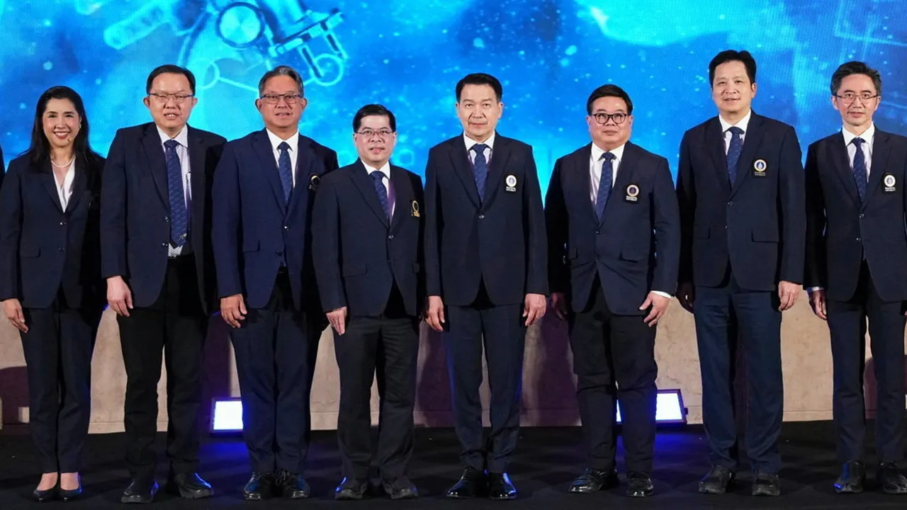 ลุยต่อ ศ.นพ.ปิยะมิตร ศรีธรา แถลงข่าวเปิดกลยุทธ์ขับเคลื่อนมหาวิทยาลัยมหิดล สู่การเป็นมหาวิทยาลัยชั้นนำด้านการวิจัยและสร้างการเปลี่ยนแปลงด้านวิทยาศาสตร์สุขภาพ โดยมี ผศ.ดร.อธิศานต์ วายุภาพ และ ดร.ศรายุธ แสงจันทร์ มาร่วมงานด้วย ที่โรงแรมสยามเคมปินสกี้ วันก่อน.