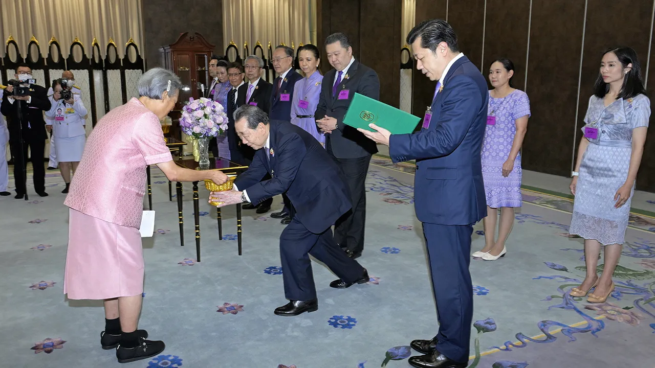 สมเด็จพระกนิษฐาธิราชเจ้า กรมสมเด็จพระเทพรัตนราชสุดาฯ สยามบรมราชกุมารี เสด็จออก ณ วังสระปทุม พระราชทานพระราชวโรกาสให้ ธนินท์ เจียรวนนท์ นำคณะ กก.บห.เครือเจริญโภคภัณฑ์ เฝ้าฯ ถวายพระ พรชัยมงคล ในโอกาสวันคล้ายวันพระราชสมภพ และทูลเกล้าฯ ถวายเงินเพื่อทรงใช้สอยตามพระราชอัธยาศัย เมื่อวันก่อน.