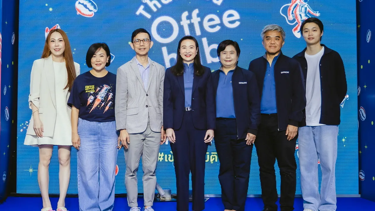 ดื่มกาแฟ ณัฏฐิญา เนตยสุภา เปิดงาน “THAILAND COFFEE HUB 2025” เทศกาลกาแฟสุดยิ่งใหญ่รวมแบรนด์ดังจากทั่วโลก จัดถึง 6 เม.ย. โดยมี ดวงดาว ขาวเจริญ, ขวัญแก้ว สิริจินดา, พรเทพ อรรถกิจไพศาล และ ตตินาฏ ศรีภักดี มาร่วมงานด้วย ที่เซ็นทรัล เชียงใหม่ วันก่อน.