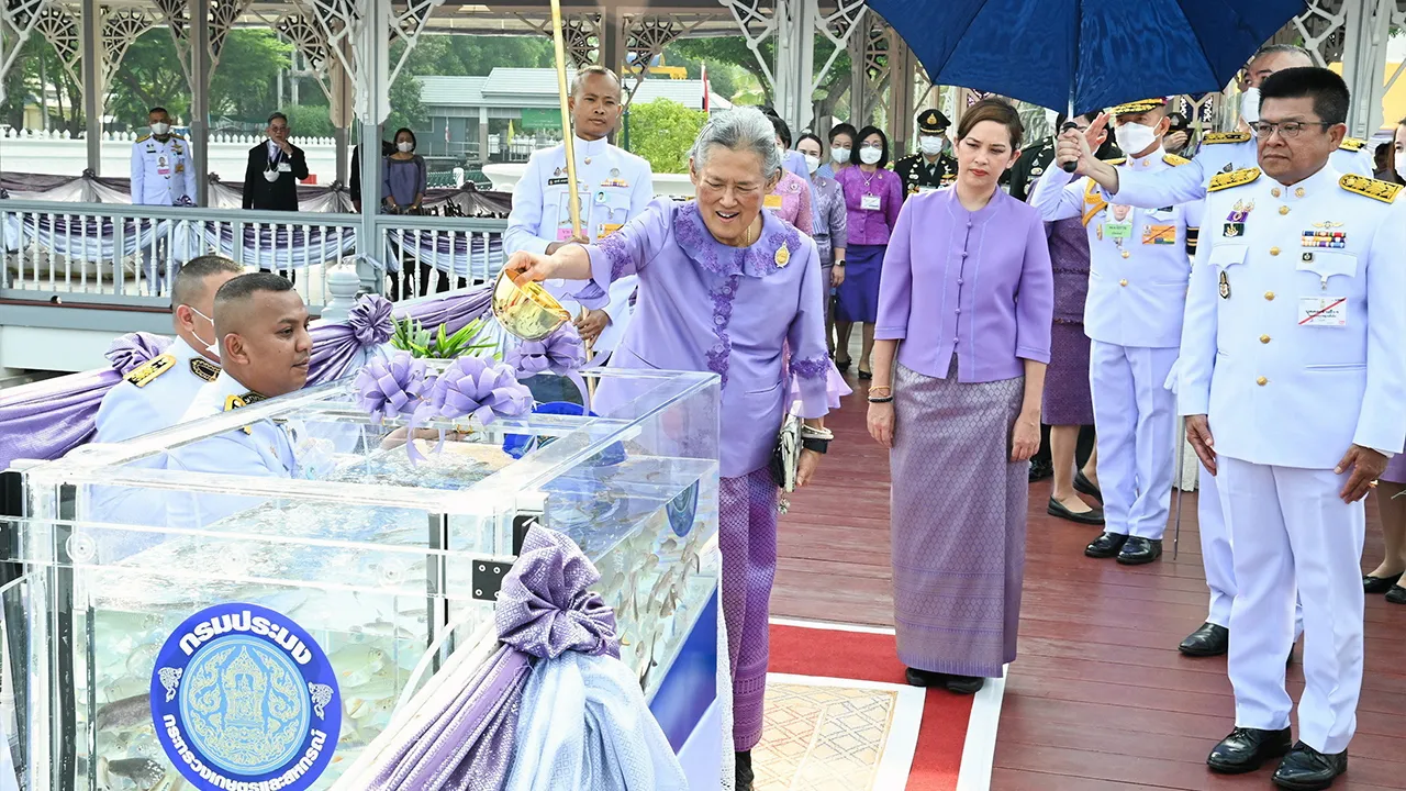 สมเด็จพระกนิษฐาธิราชเจ้า กรมสมเด็จพระเทพรัตนราชสุดาฯ สยามบรมราชกุมารี เสด็จพระราชดำเนินไปทรงปล่อยโค และพันธุ์สัตว์น้ำ เนื่องในโอกาสวันคล้ายวันพระราชสมภพ ณ ท่าวาสุกรี เขตดุสิต เมื่อวันที่ 2 เมษายน.