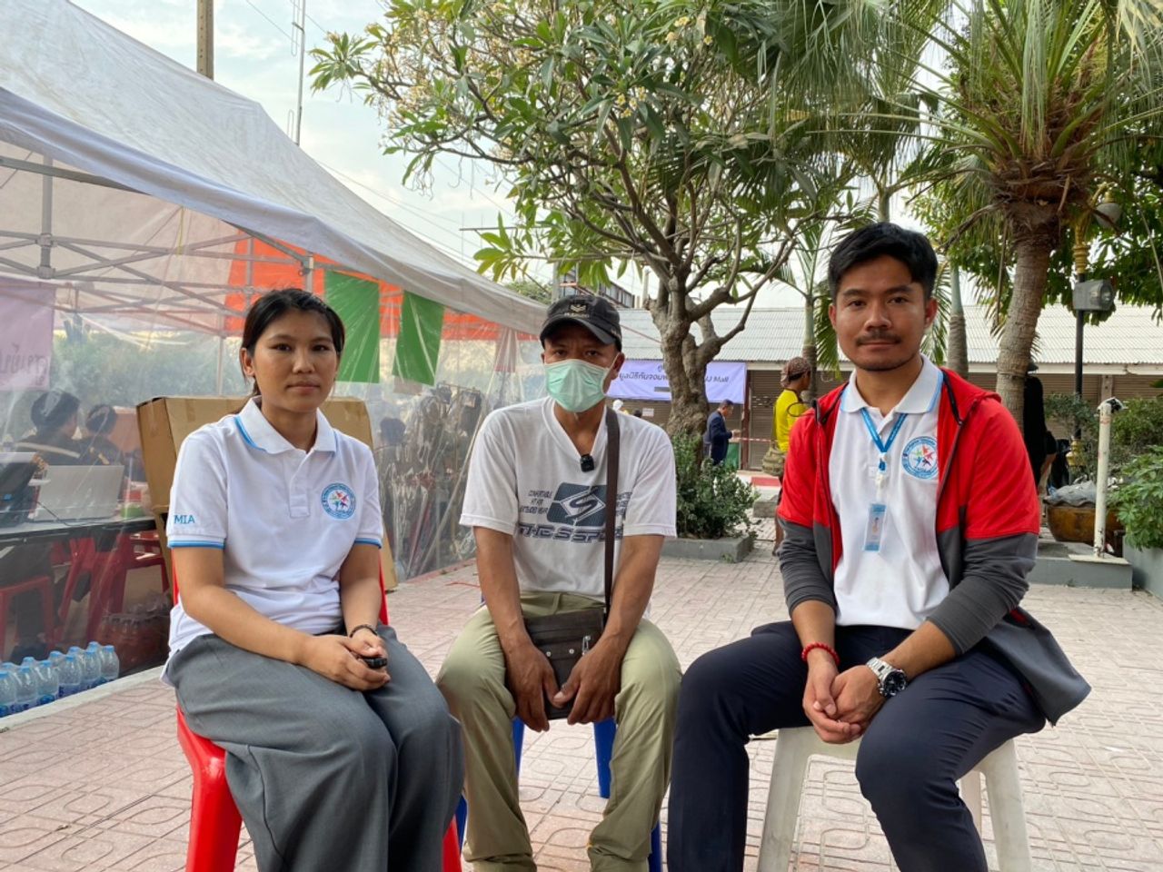 “อีจะแพรท” พี่ชายผู้สูญหายชาวเมียนมา (นั่งกลาง) 