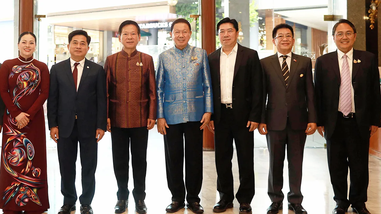 ไทย–เวียดนาม ดินห์ ฮว่าง ลินห์ กงสุลใหญ่เวียดนาม ณ จังหวัดขอนแก่น ให้การต้อนรับ สนั่น อังอุบลกุล และ ศิริวัฒน์ พินิจพานิชย์ ในโอกาสมาร่วมงานสัมมนาส่งเสริมการลงทุน การค้าและการท่องเที่ยวเวียดนาม-ภาคตะวันออกเฉียงเหนือของไทย ที่โรงแรมโฆษะ จ.ขอนแก่น วันก่อน.