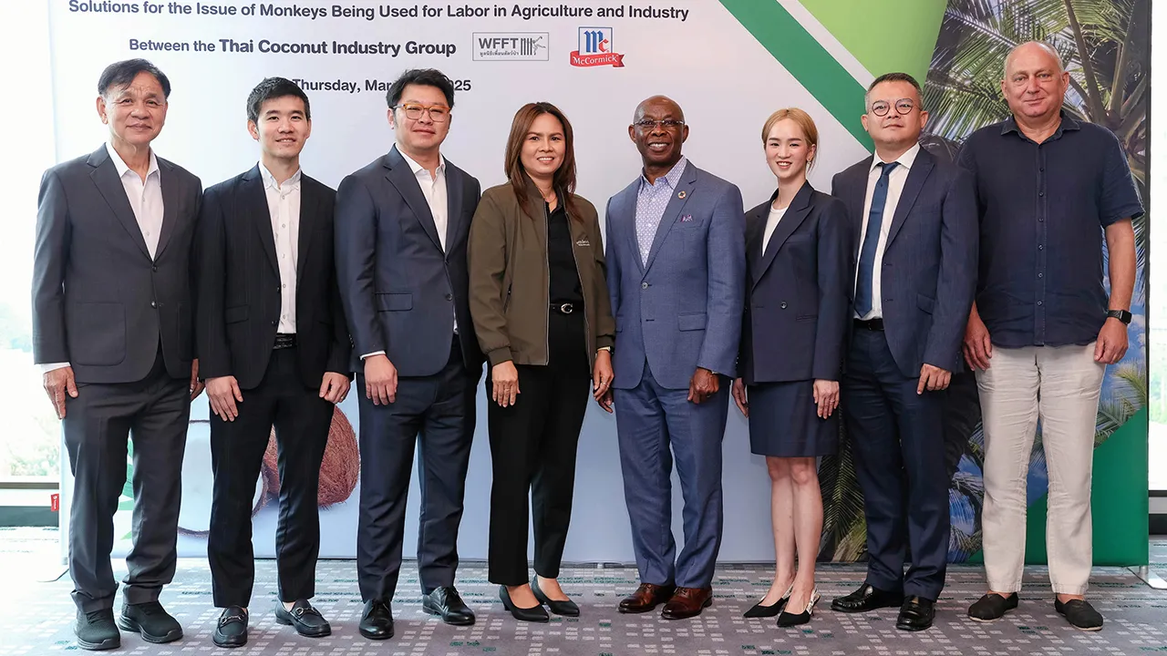 ไม่ใช้ลิง ธีติพันธ์ เทพผดุงพร, ไมเคิล โอคอโรอโฟ และ เอ็ดวิน วิค ลงนามความร่วมมือยกระดับสวัสดิภาพลิงอาจถูกใช้แรงงานในอุตสาหกรรมมะพร้าวของไทย โดยมี ณัฐพล วิสุทธิไกรสีห์, จันทร์แสง สร้างนานอก และ นภัสสร ยุตินทร มาร่วมในพิธีด้วย ที่โรงแรมคิมป์ตัน มาลัย วันก่อน.