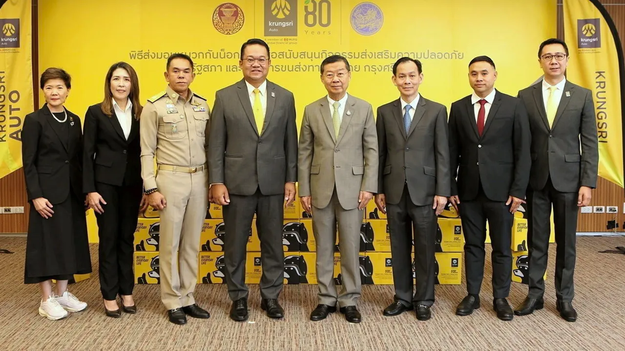 สวมหมวก คงสิน คงคา มอบหมวกกันน็อกเด็กจำนวน 1,000 ใบ ในโครงการ LET'sponsible ให้ สุรชัย เลี้ยงบุญเลิศชัย และ เสกสม อัครพันธุ์ เพื่อรณรงค์ให้เด็กอายุ 4-12 ปี สวมหมวกกันน็อกเมื่อซ้อนท้ายรถจักรยานยนต์ช่วยลดความรุนแรงจากอุบัติเหตุ ที่สำนักงานเลขาธิการวุฒิสภา วันก่อน.