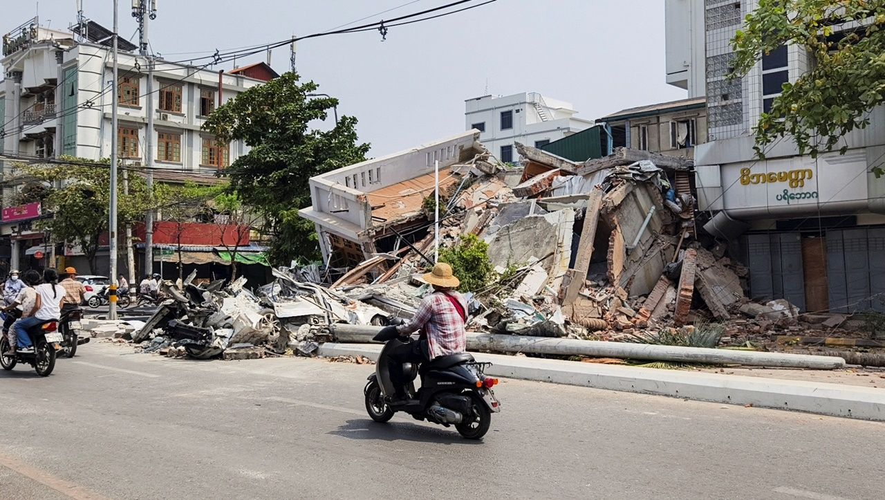 อาคารในเมืองมัณฑะเลย์ พังถล่มลงมาหลังเกิดแผ่นดินไหวรุนแรง เมื่อ 28 มี.ค. 2568