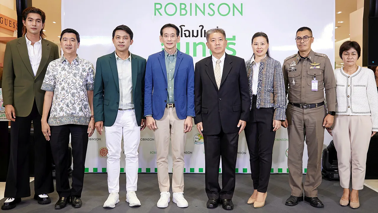 ที่จันทบุรี มนต์สิทธิ์ ไพศาลธนวัฒน์ ผวจ.จันทบุรี เป็นประธานในงานฉลองเปิด “ห้างโรบินสัน จันทบุรี” โฉมใหม่ แหล่งช็อปปิ้งครบครันที่สุดด้วยสินค้าแบรนด์ดังแห่งเดียวในจังหวัด โดยมี อนันต์ ตันติปัญญาคุณ และ นพดล พลายระหาญ มาร่วมงานด้วย ที่ จ.จันทบุรี วันก่อน.