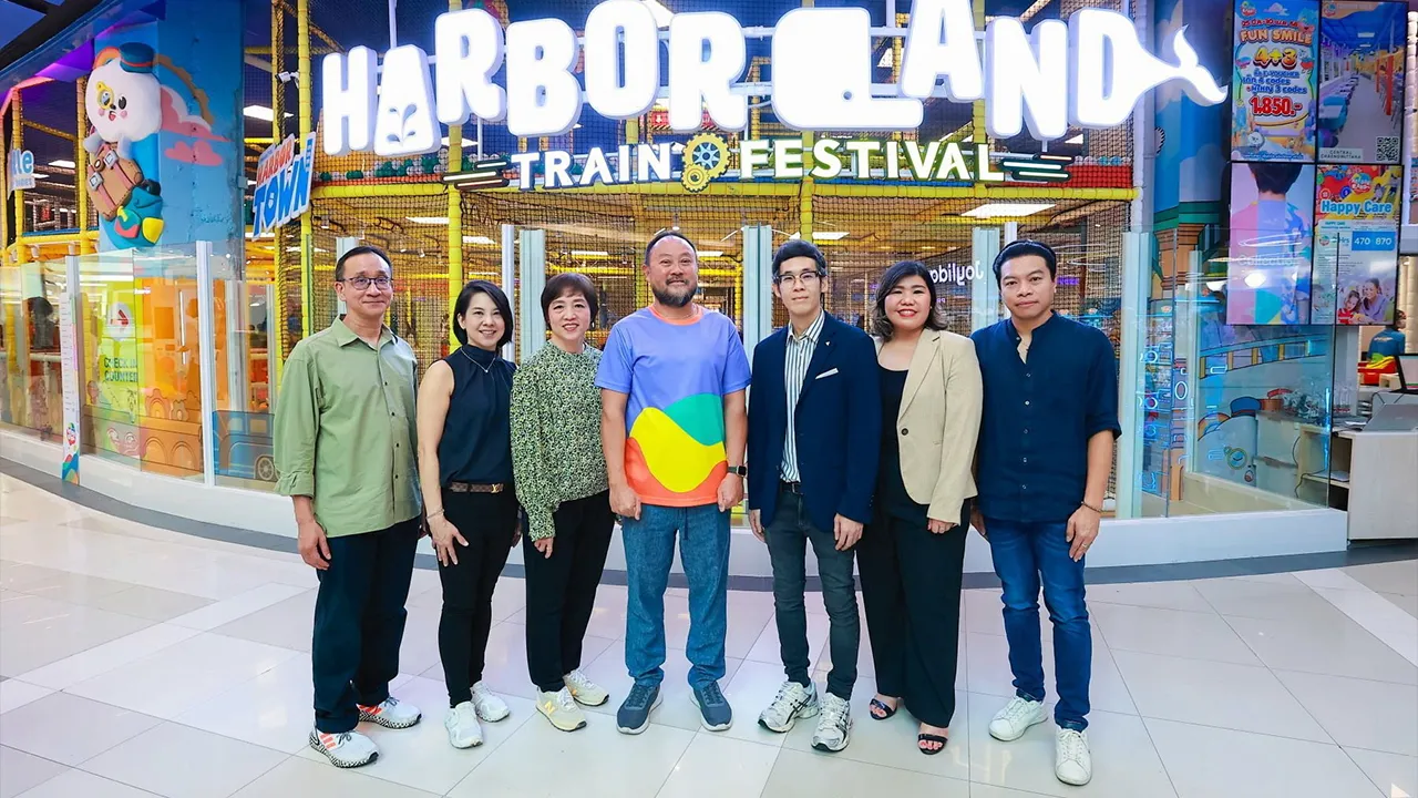 เล่นเพลิน ปราการ นกหงษ์ และ นรัษฐา จิราธิวัฒน์ เปิด “ฮาร์เบอร์แลนด์” สาขาใหม่ รวมเครื่อง เล่นสุดมันส์ ครบครันเพื่อความสนุกของเด็ก โดยมี มณีจันทร์ สมิทธิสมบูรณ์, สุรางค์ ศิรินิรันดร์, ลูกรัก วสุธาร และ กิตติพรรณ สุคนธวิท มาร่วมงานด้วย ที่เซ็นทรัล แจ้งวัฒนะ วันก่อน.