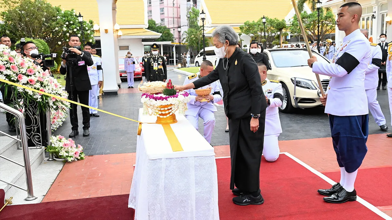สมเด็จพระกนิษฐาธิราชเจ้า กรมสมเด็จพระเทพรัตนราชสุดาฯ สยามบรมราชกุมารี เสด็จพระราชดำเนินไปในการพระราชทานเพลิงศพ ร.ต.สันติ ลุนเผ่ ณ วัดพระศรีมหาธาตุ เขตบางเขน เมื่อวันที่ 30 มีนาคม.