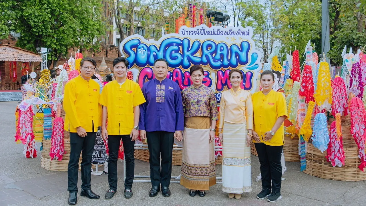 ปี๋ใหม่เมือง นิรัตน์ พงษ์สิทธิถาวร ผวจ.เชียงใหม่ เปิดงาน “ป๋าเวณีปี๋ใหม่เมืองเจียงใหม่ประจำปี 2568” เทศกาลงานสงกรานต์เชียงใหม่ โดยมี ณิชรัตน์ ชำนาญกิจ, ศิริชัยคำลม และ นิรชา บุญจิตธรรม มาร่วมงานด้วย ที่ประตูท่าแพ จังหวัดเชียงใหม่ วันก่อน.